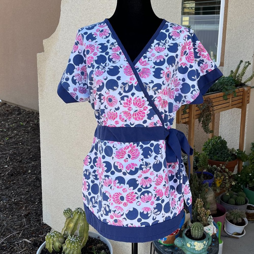 Los Angeles Rose White With Fuchsia Flower Print Nurse's Top Women Size Small